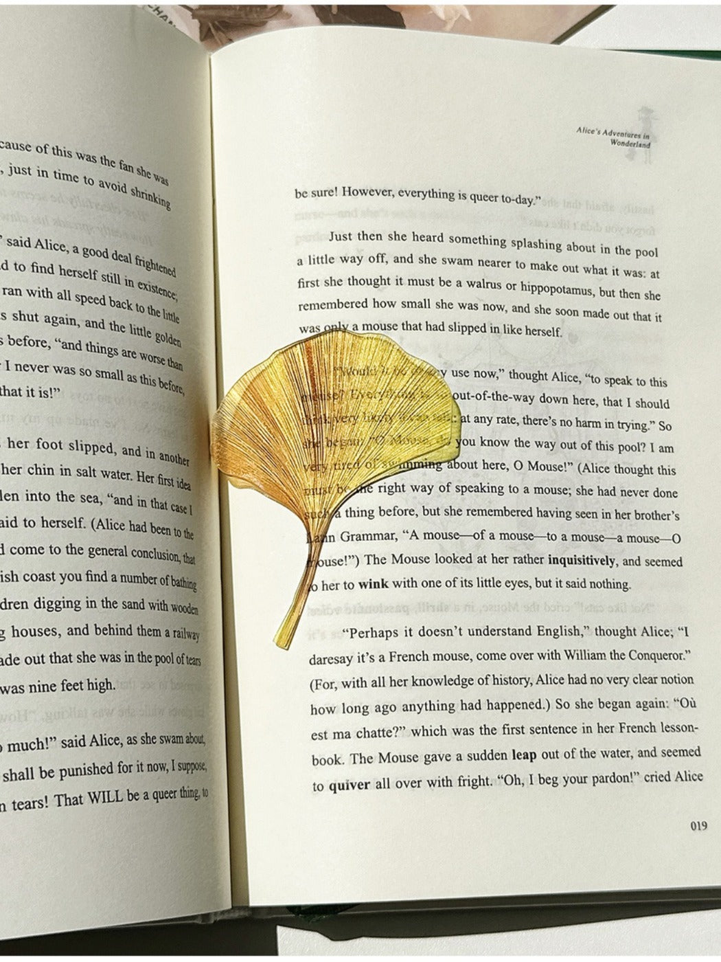 Markii - Elegant Vintage Ginkgo Leaf Bookmark
