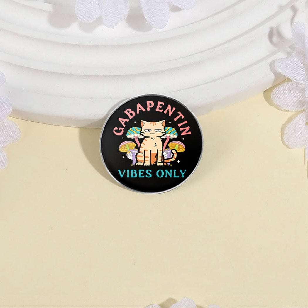 Pinori - Cat and Mushrooms Motif Round Pin