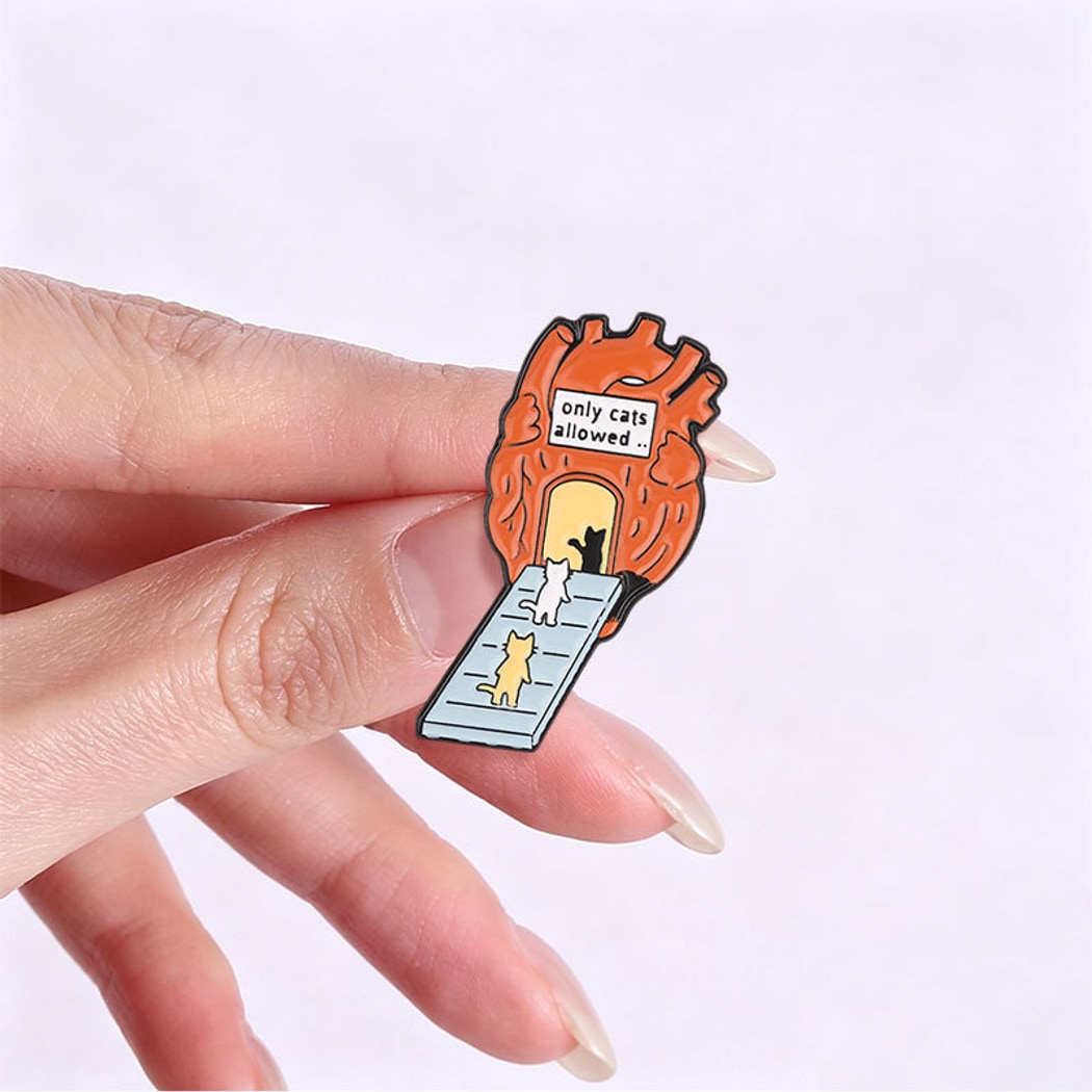 Pinori - Cat Doorway Scene Enamel Pin