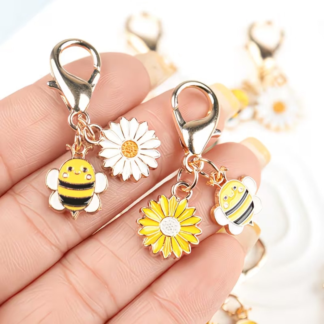 Taphug - Pocket Hug Cartoon Bee Flower Keychain Set