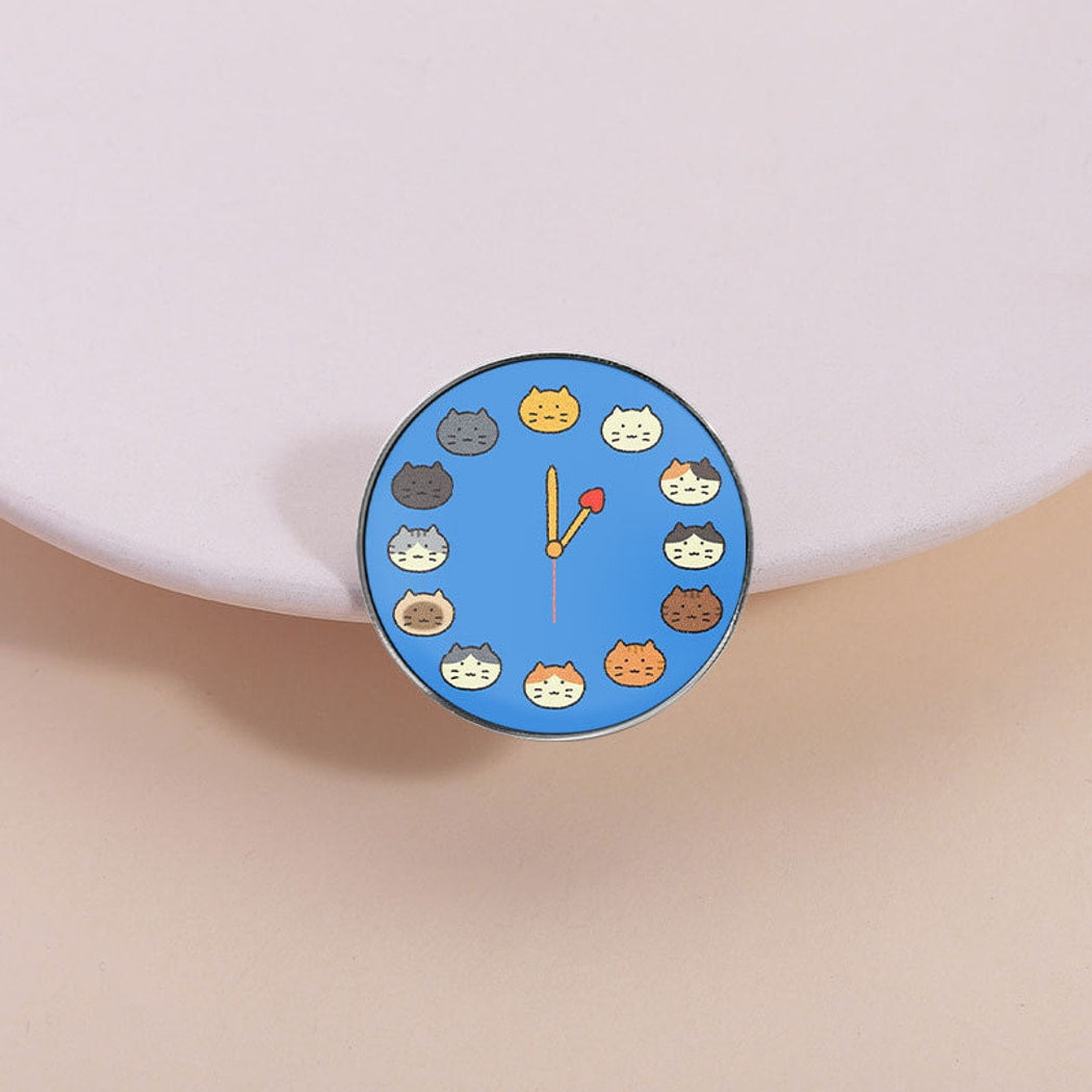 Pinori - Round Cat Face Clock Motif Decorative Pin
