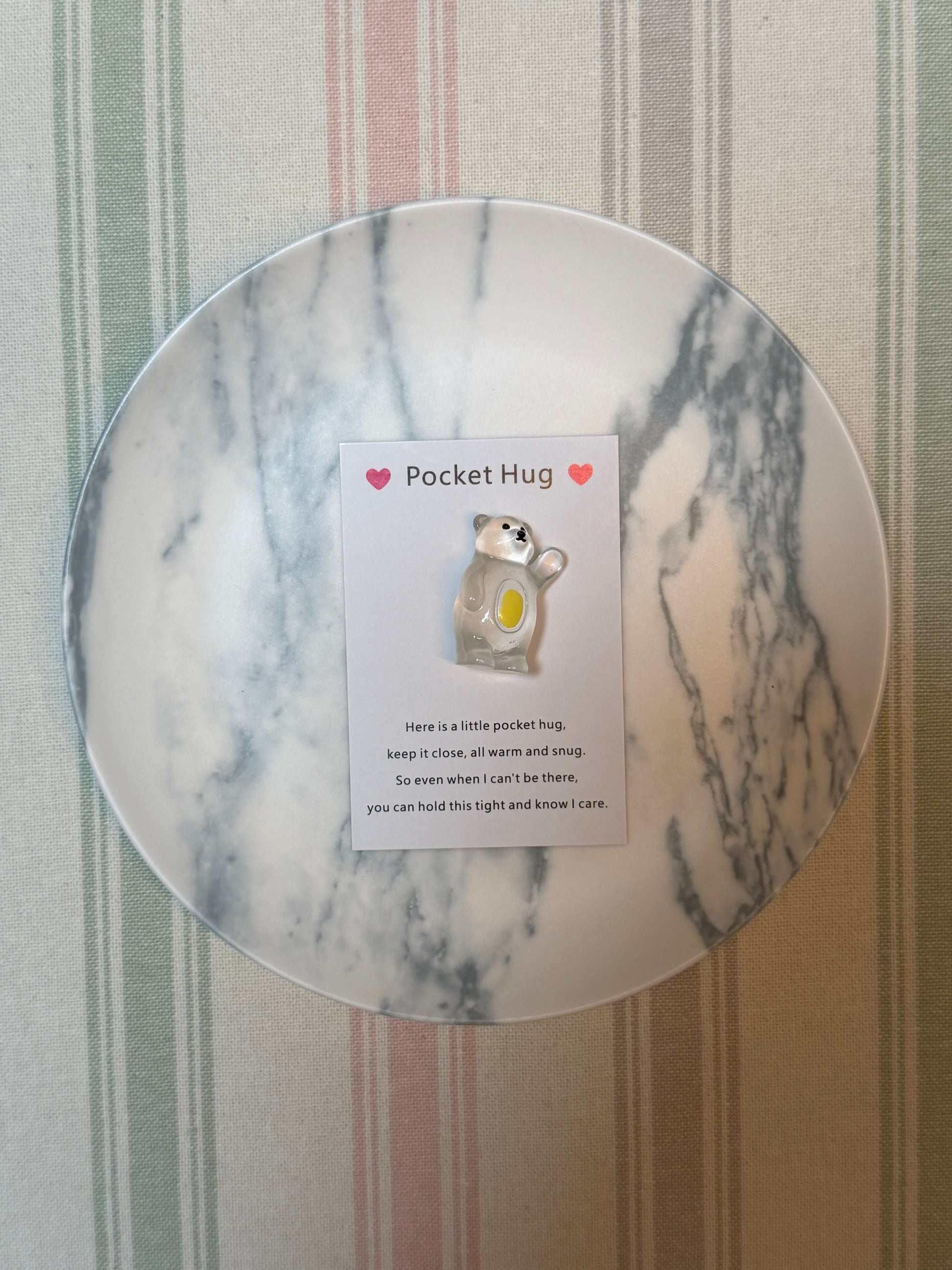 Single polar bear token on plain background highlighting compact size