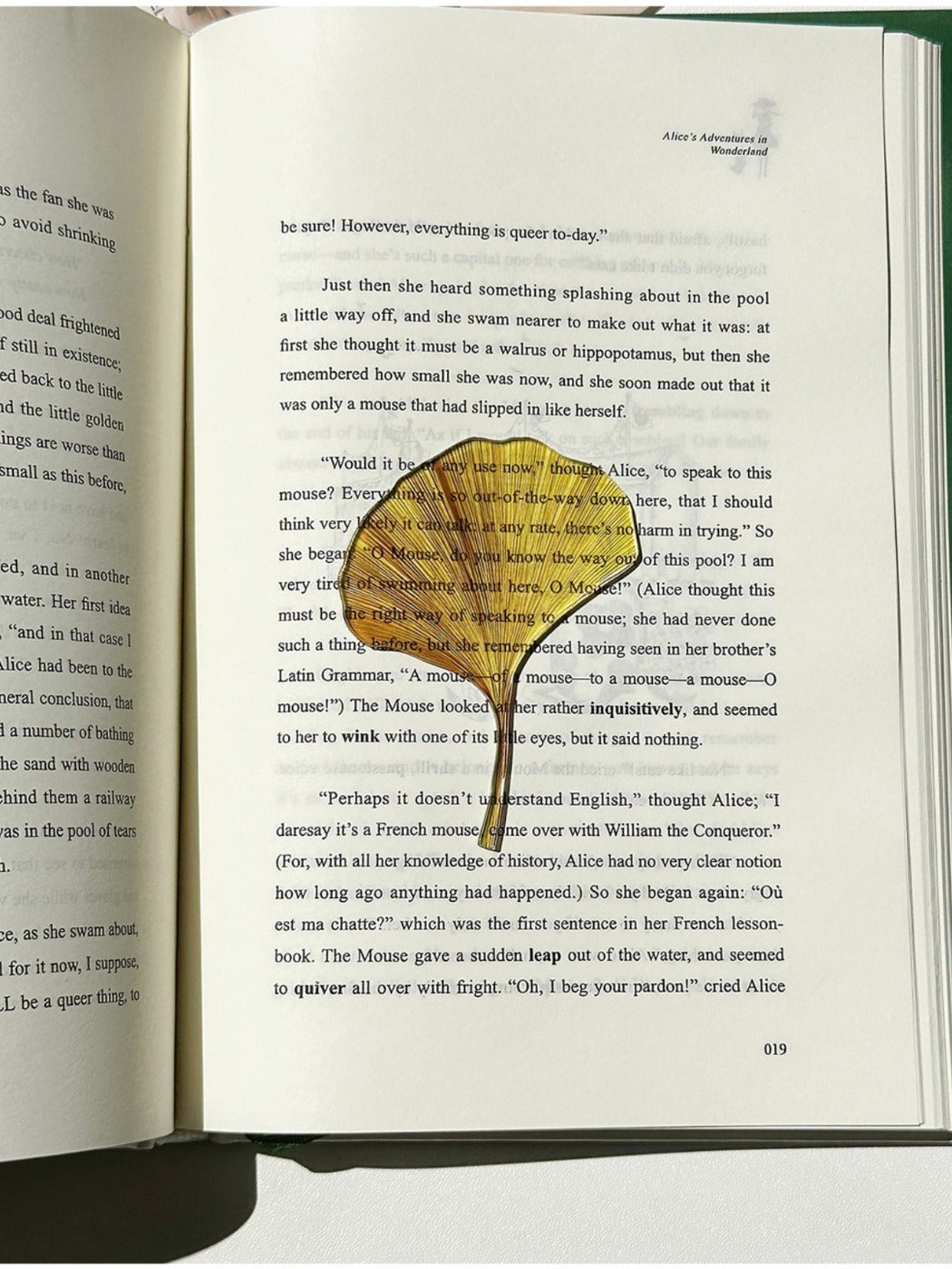 Markii - Elegant Vintage Ginkgo Leaf Bookmark