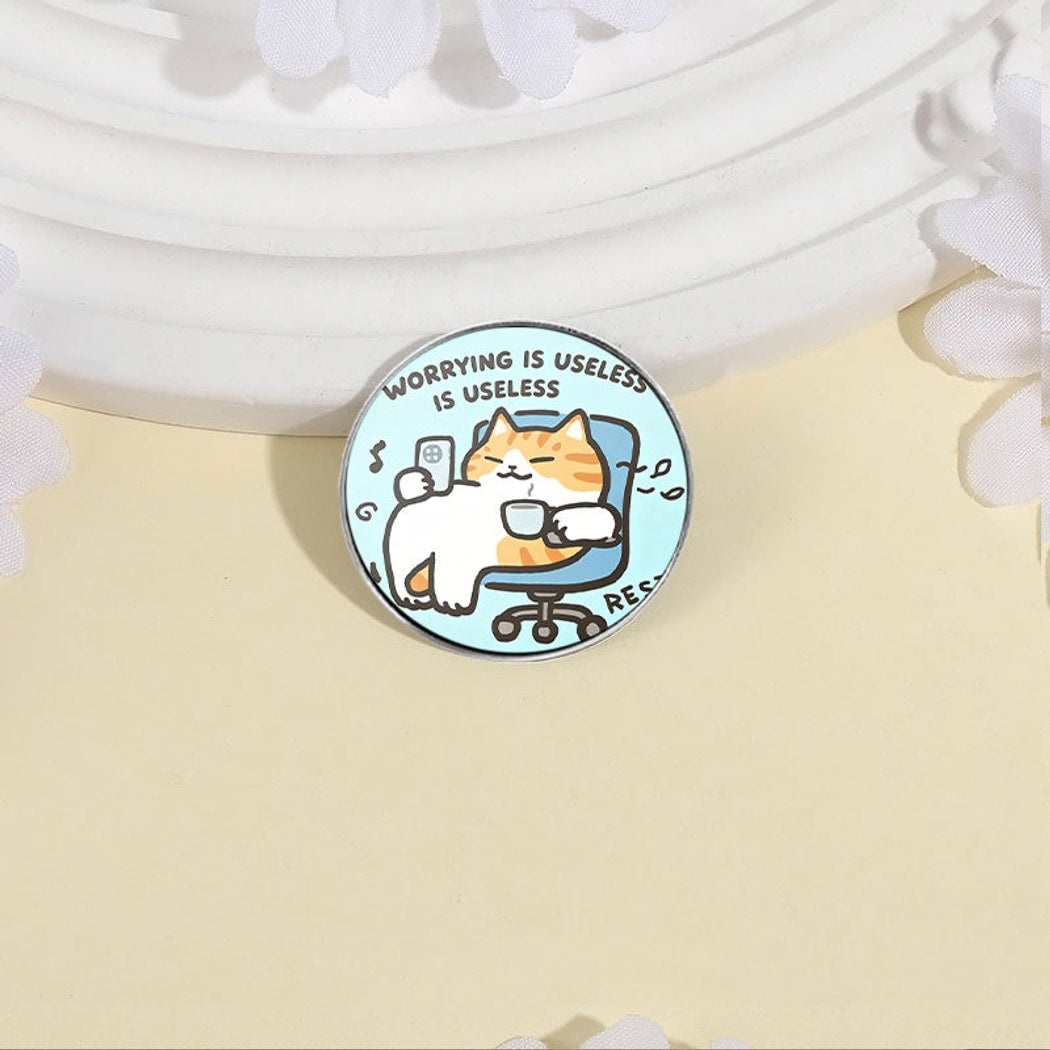 Pinori - Geometric Relaxed Cat Pin Brooch