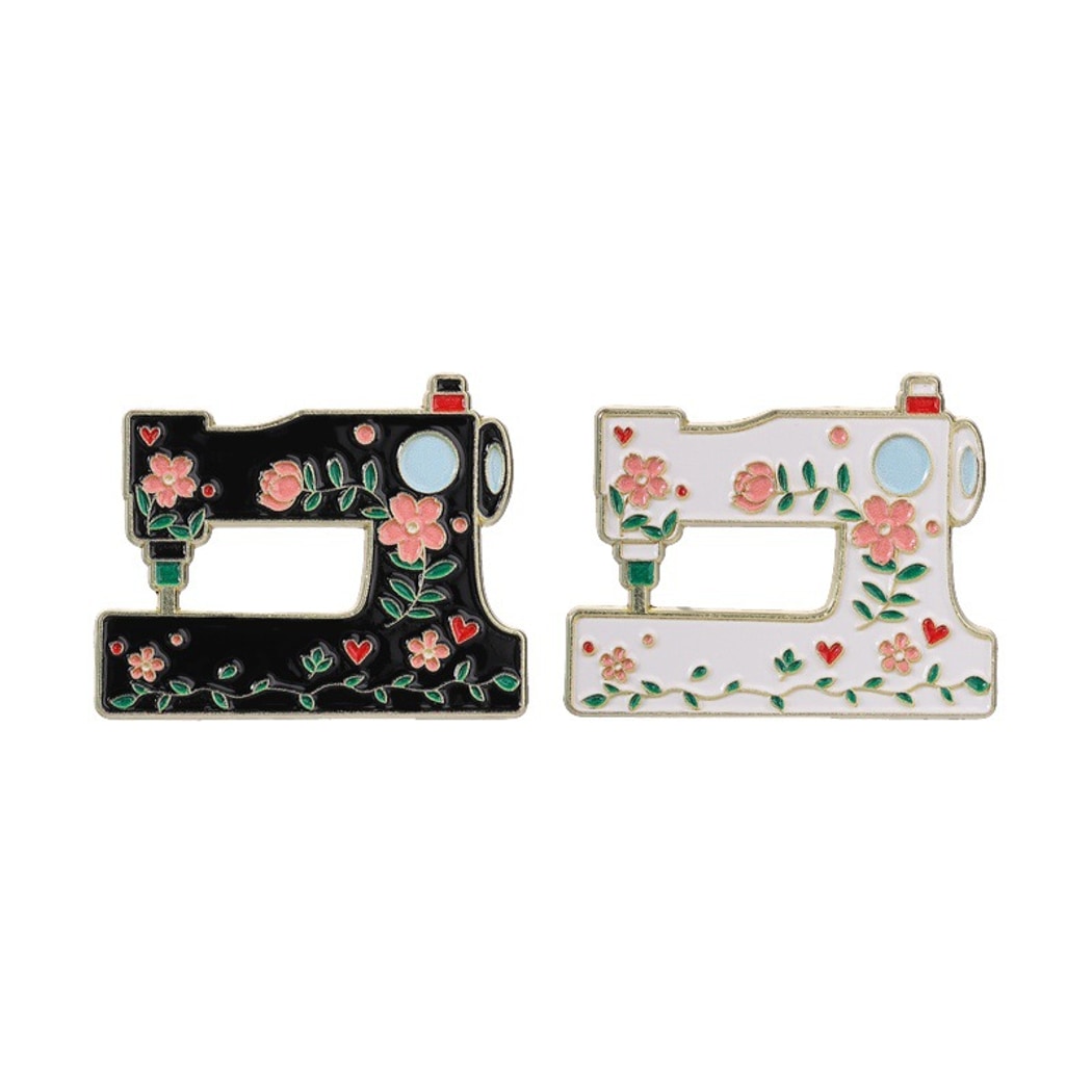 Pinori - Retro Black and White Sewing Machine Brooch