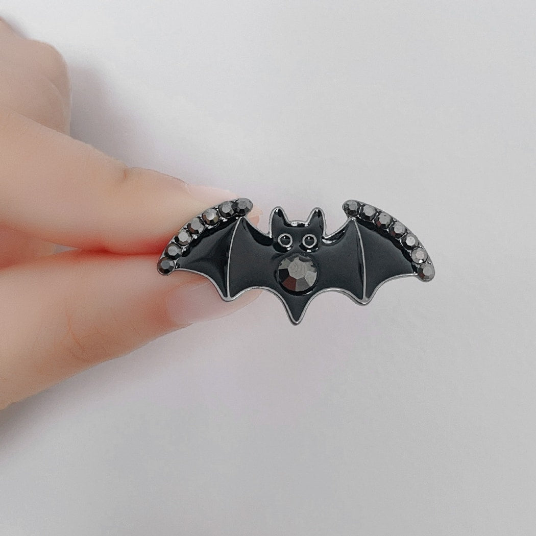 Pinori - Playful Bat Motif Halloween Fashion Pin