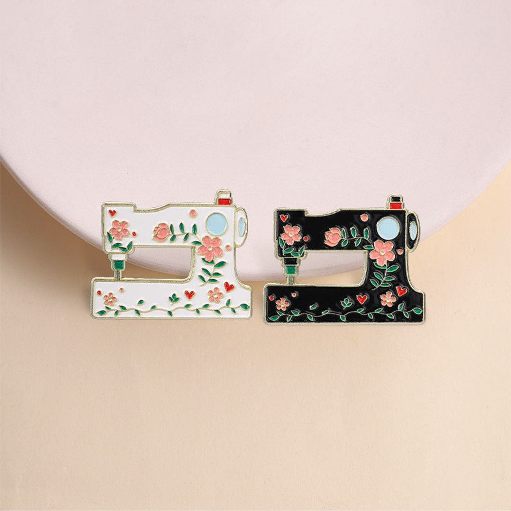 Pinori - Retro Black and White Sewing Machine Brooch
