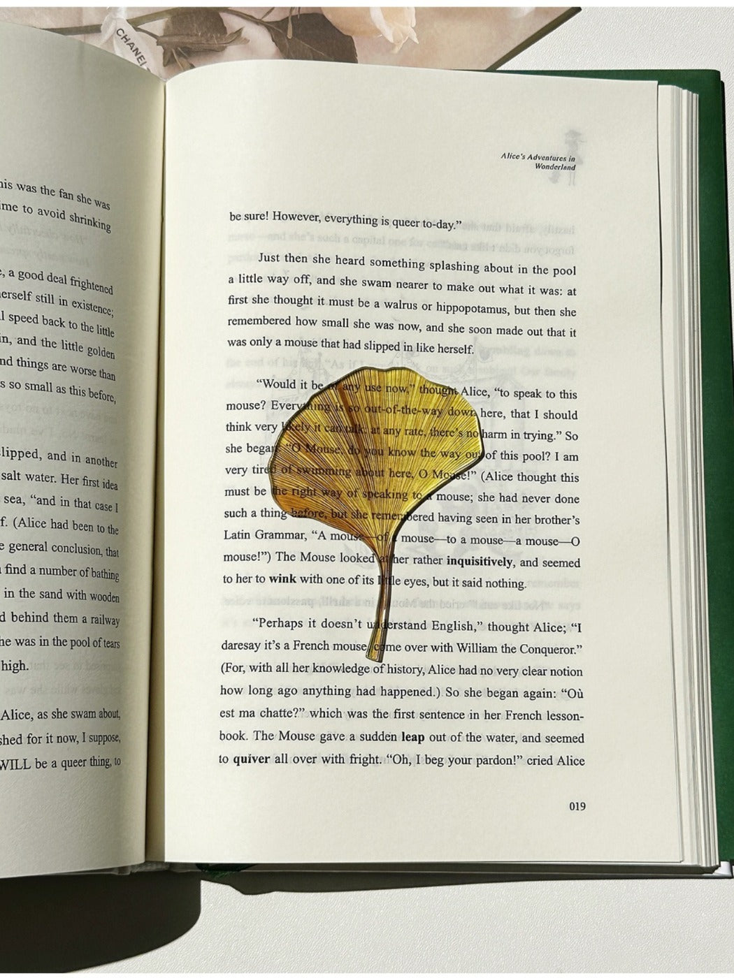 Markii - Elegant Vintage Ginkgo Leaf Bookmark