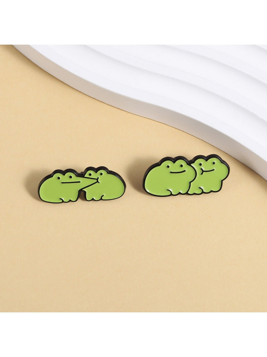 Pinori - Cute Frog Couple Brooch