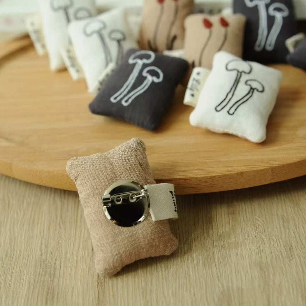 Pinori - Embroidered Mushroom Motif Pin