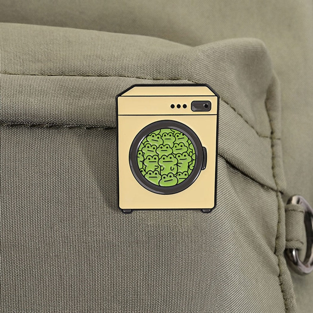 Pinori - Playful Frog Motif Fashion Pin