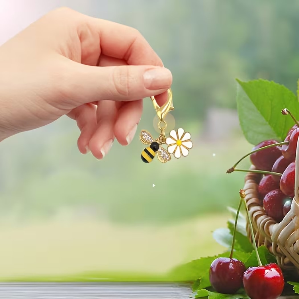 Taphug - Pocket Hug Bee Daisy Charm Keychain Set