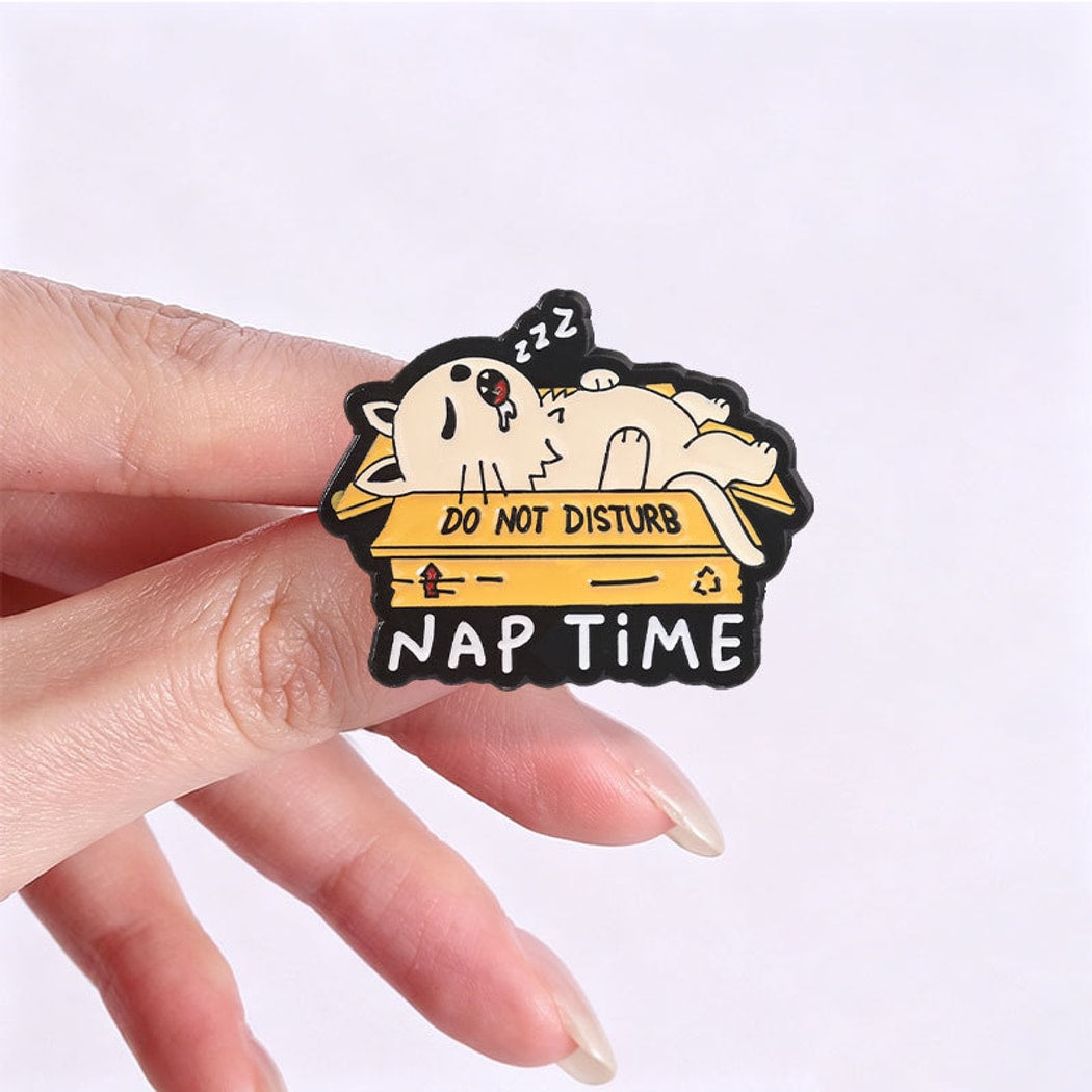 Pinori - Sleepy Cat Lapel Brooch