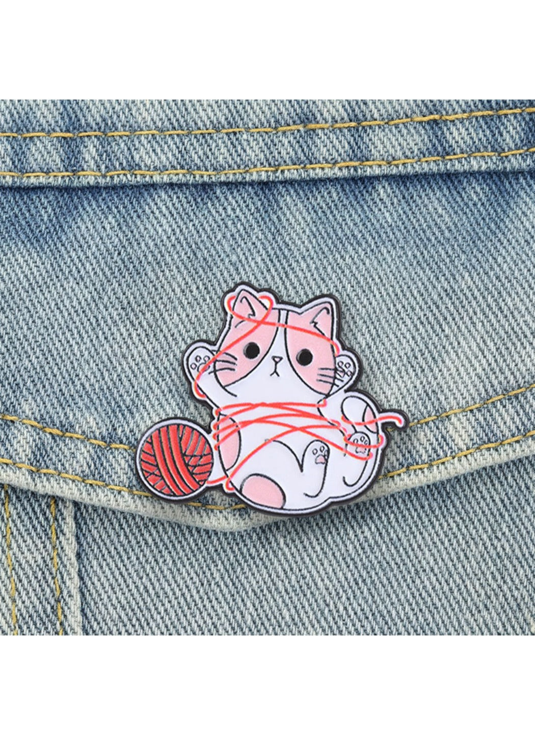 Pinori - Cute Cartoon White Kitten Tangled in Yarn Pin Brooch Badge