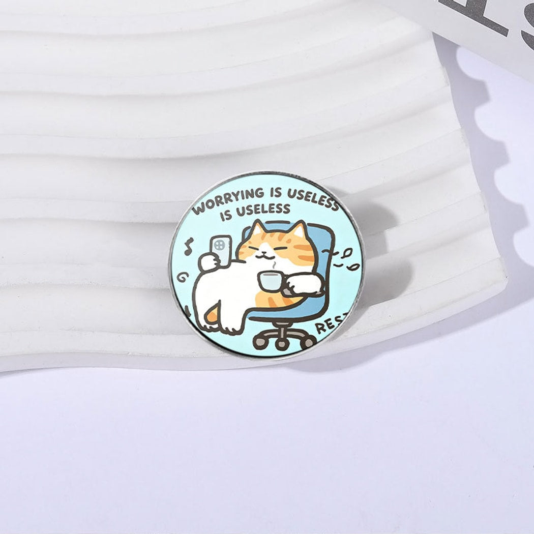 Pinori - Geometric Relaxed Cat Pin Brooch