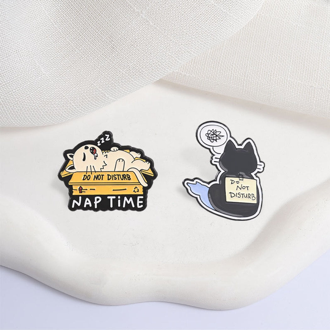 Pinori - Sleepy Cat Lapel Brooch