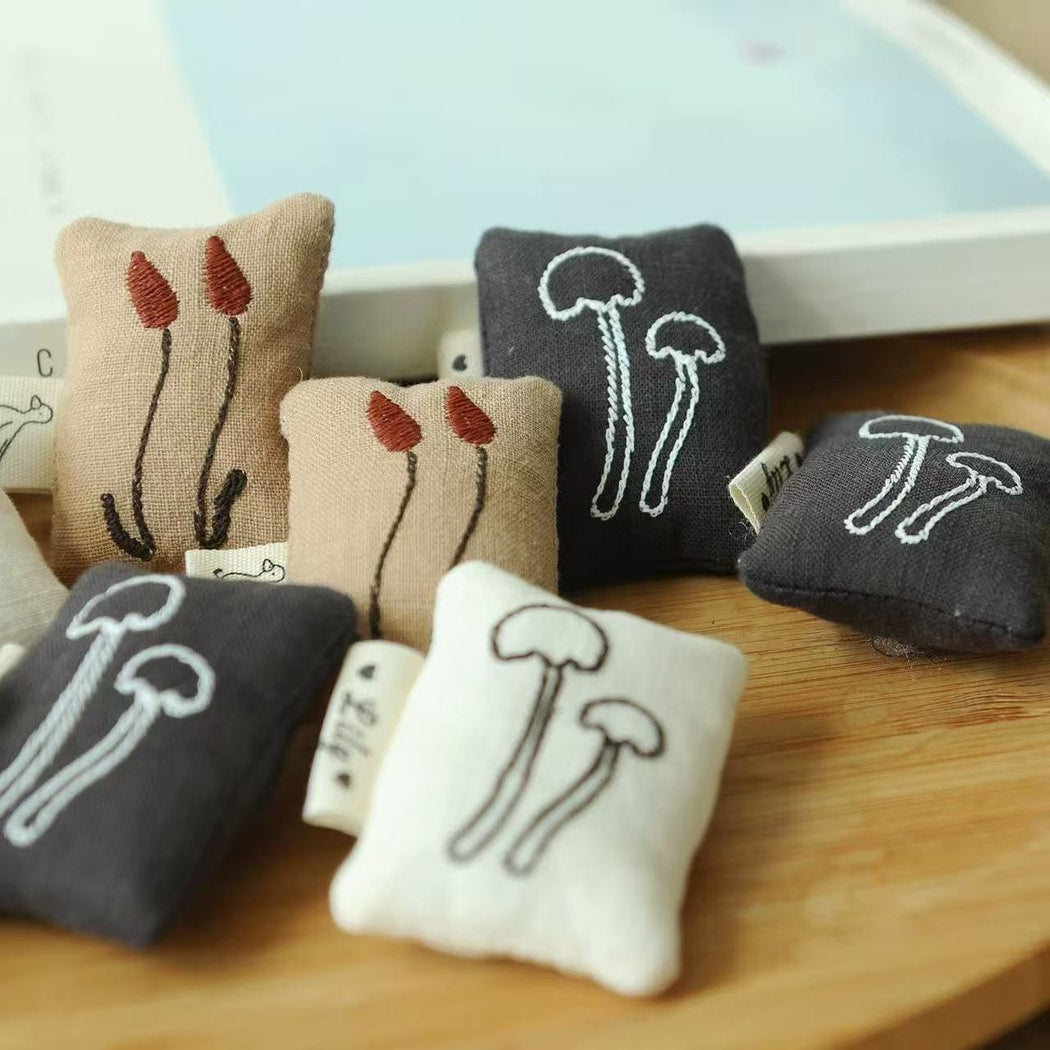 Pinori - Embroidered Mushroom Motif Pin