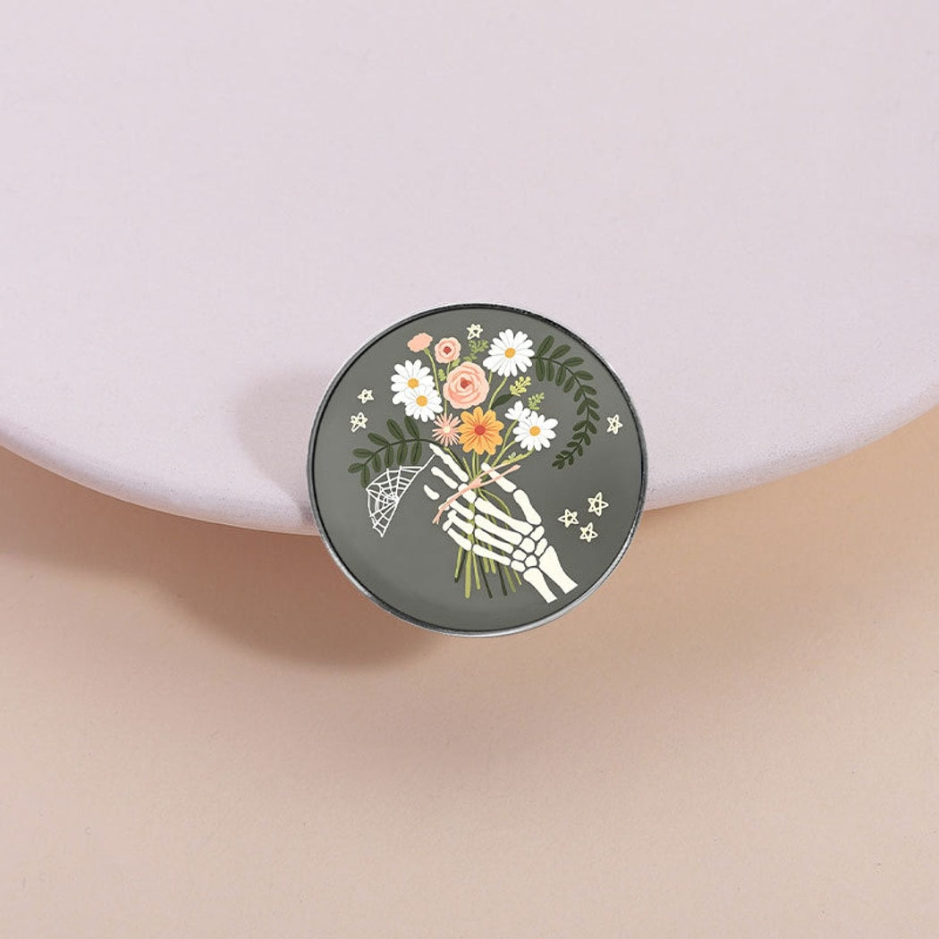 Pinori - Floral Bouquet Graphic Circle Pin