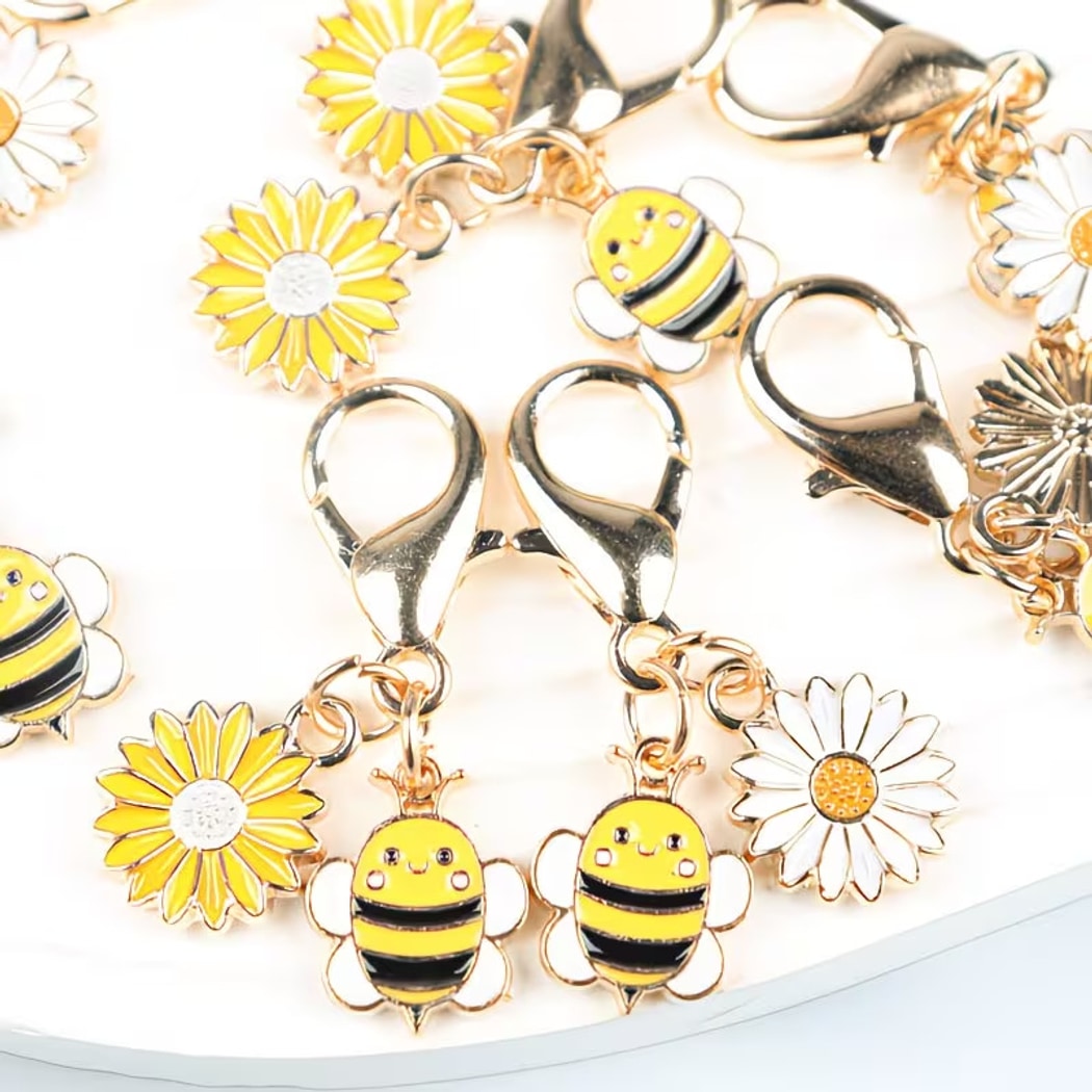 Taphug - Pocket Hug Cartoon Bee Flower Keychain Set