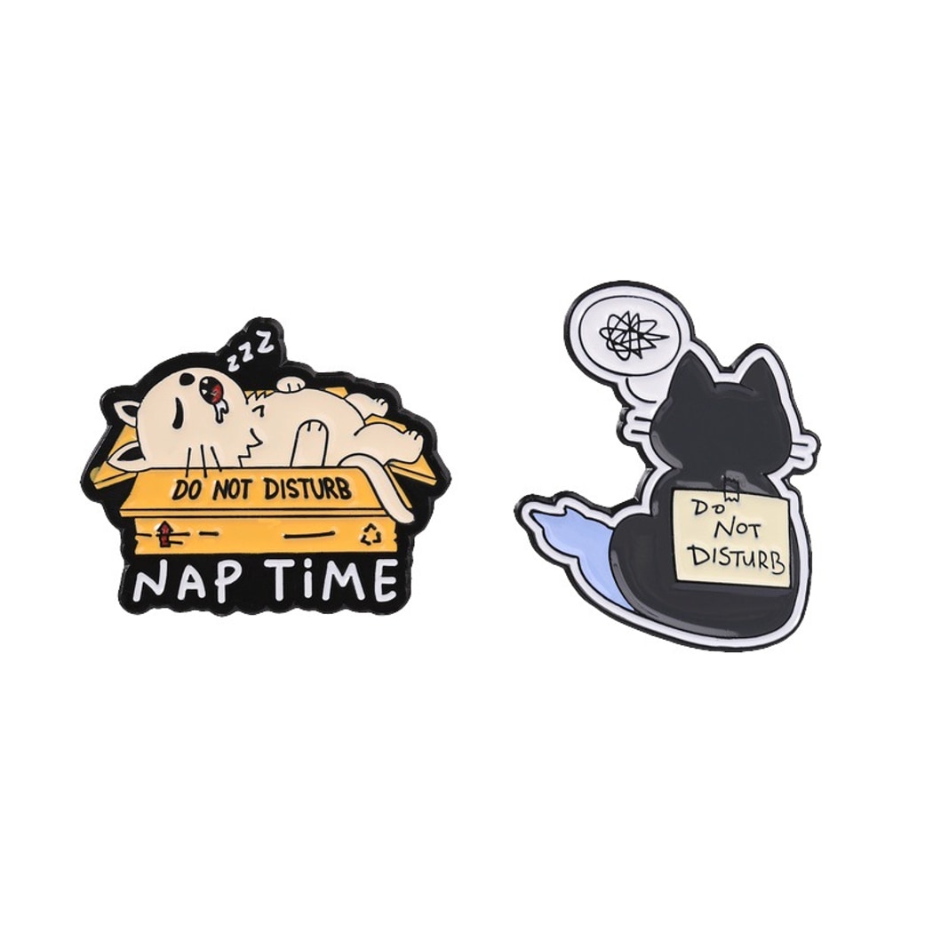 Pinori - Sleepy Cat Lapel Brooch