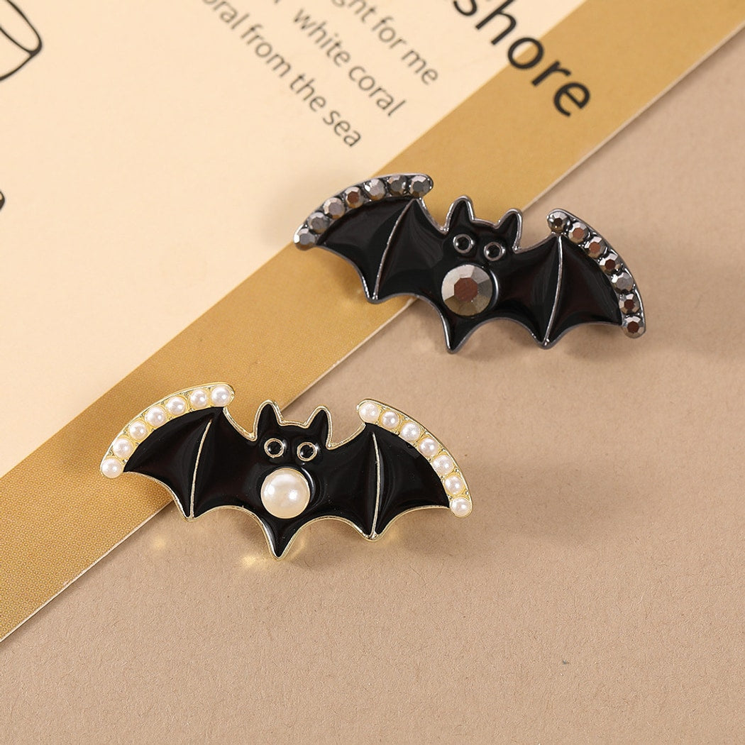Pinori - Playful Bat Motif Halloween Fashion Pin