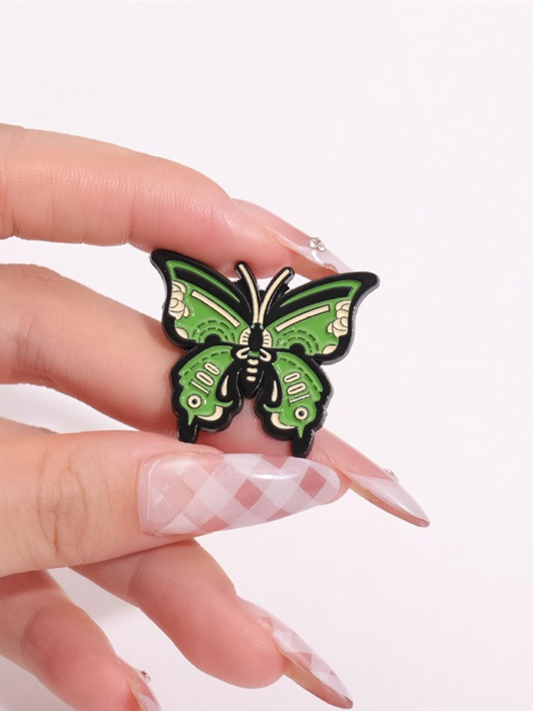 Pinori four leaf clover brooch displayed on a white background with clear flower details