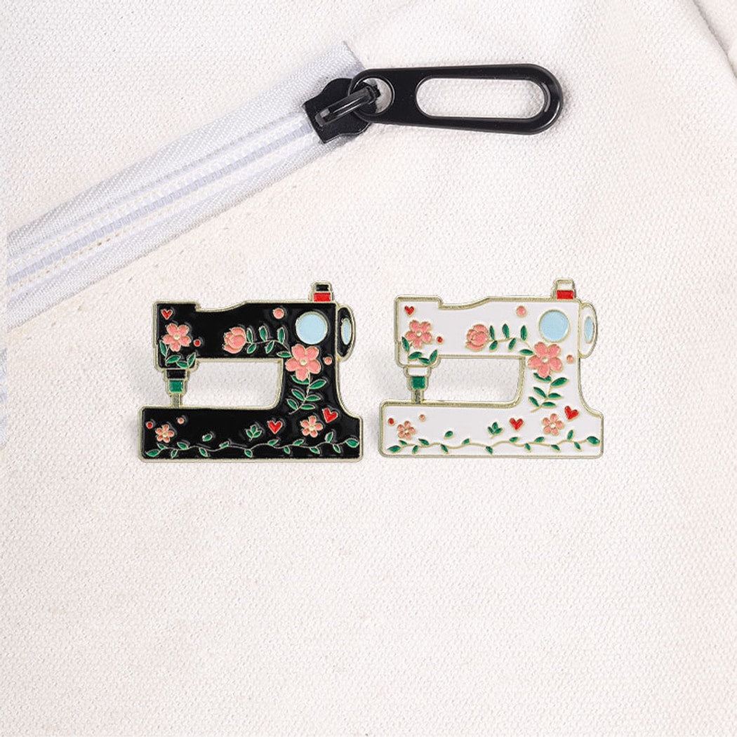 Pinori - Retro Black and White Sewing Machine Brooch