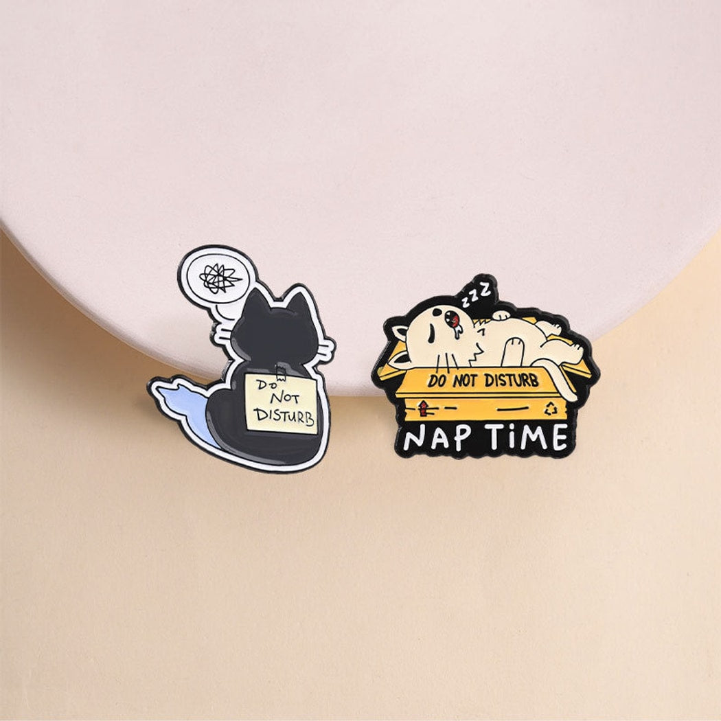 Pinori - Sleepy Cat Lapel Brooch
